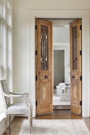  Swing door