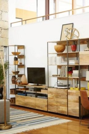  The walls in the living room with a desk