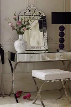  Small dressing tables in the interior of the bedroom