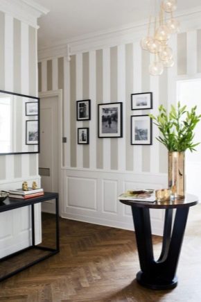  Striped wallpaper in the interior of apartments