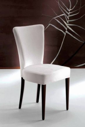  Choosing white chairs in the apartment