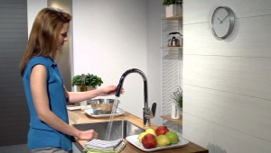  Kitchen faucet with retractable watering can