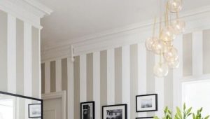  Striped wallpaper in the interior of apartments