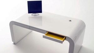  The size of the computer desk