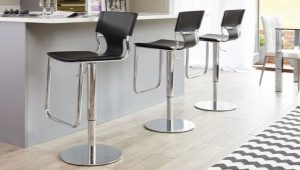  Choosing height-adjustable bar stools