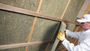  The subtleties of insulation of the ceiling in a wooden house