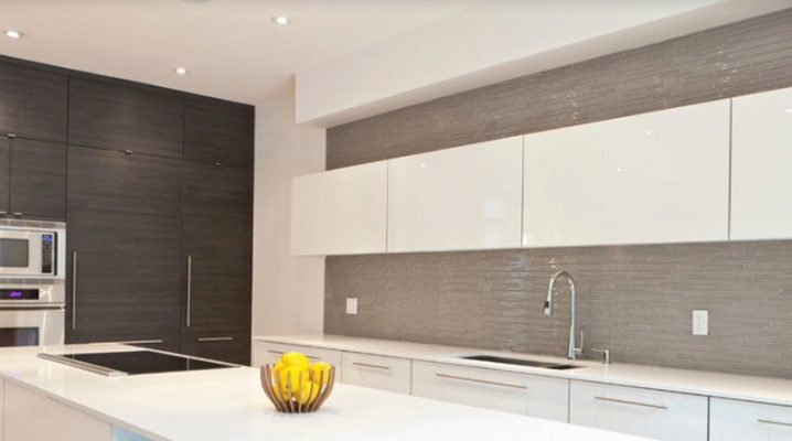  Cabinets to ceiling in modern kitchen