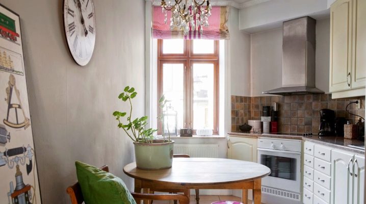  Finishing the kitchen tiles and wallpaper