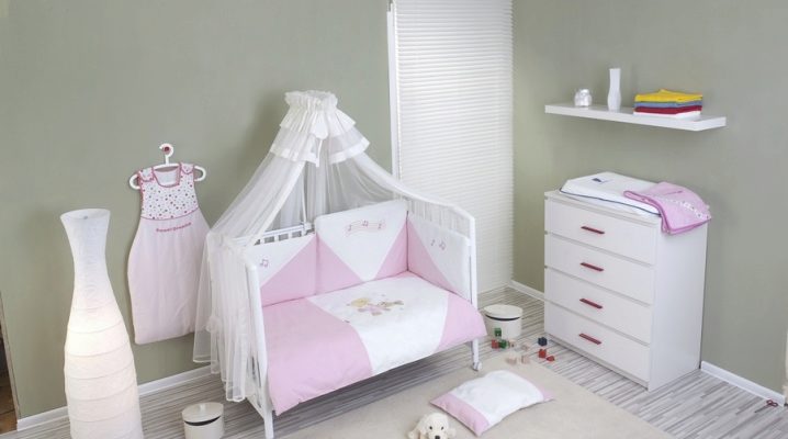  Bed linen in the crib for newborns