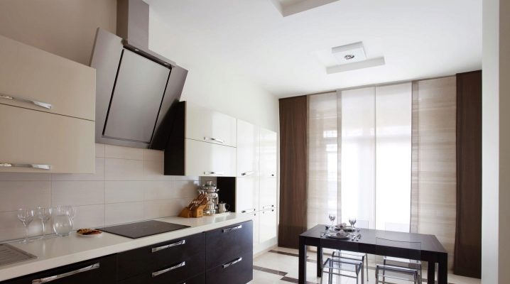  Curtains in the kitchen with a balcony door