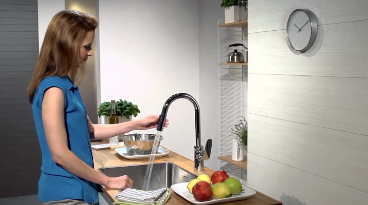  Kitchen faucet with retractable watering can