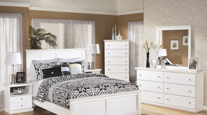  White dresser in the bedroom