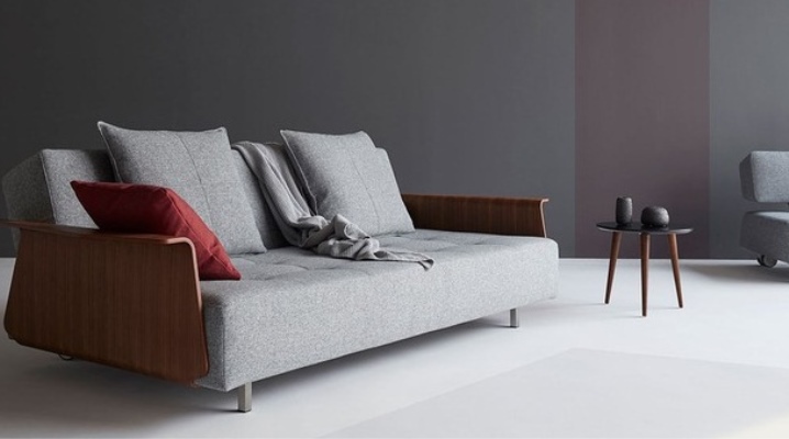  Sofa dengan sandaran kayu