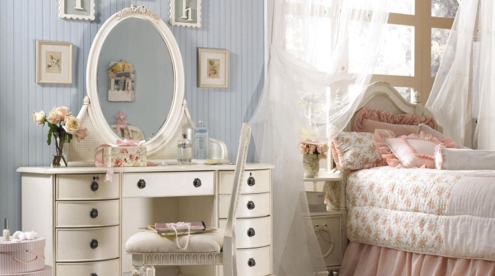  Dresser with mirror in the bedroom