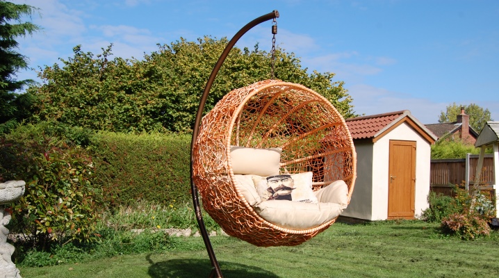  Round rattan chairs