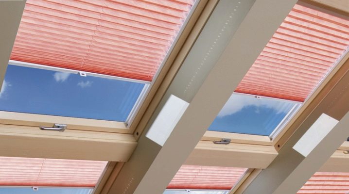  Blinds on skylights