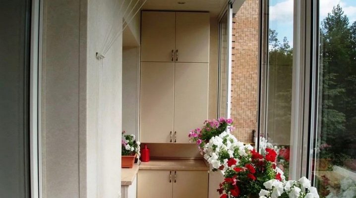  Corner wardrobes on the balcony