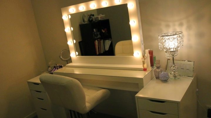  Makeup tables with a mirror and light