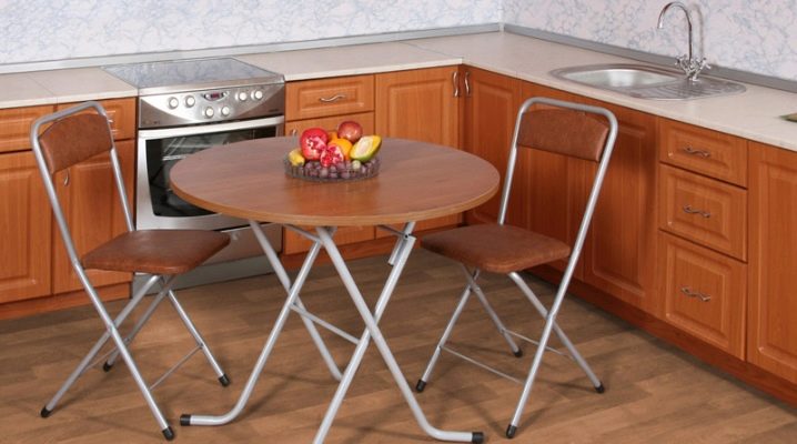  How to choose a wooden folding table?