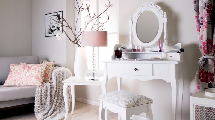  White dressing table in modern interior