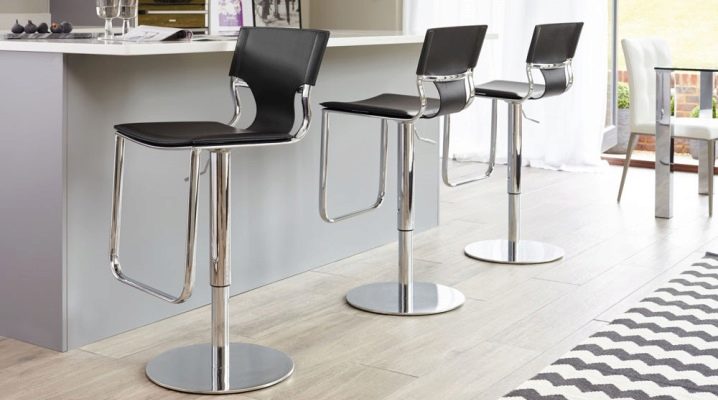  Choosing height-adjustable bar stools