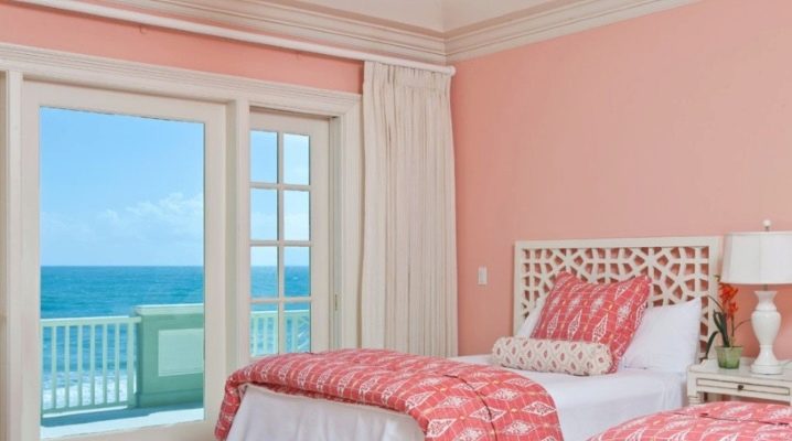  Bright pink wallpaper and white curtains: the subtleties of the combination for a perfect interior