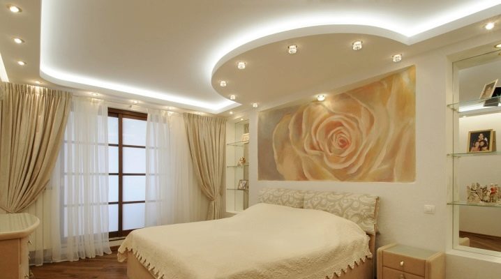  Mag-stretch ceilings para sa bedroom: mga tampok ng pagpili at disenyo