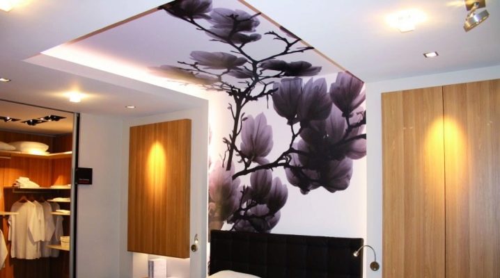  Features of the design of the ceiling in the bedroom