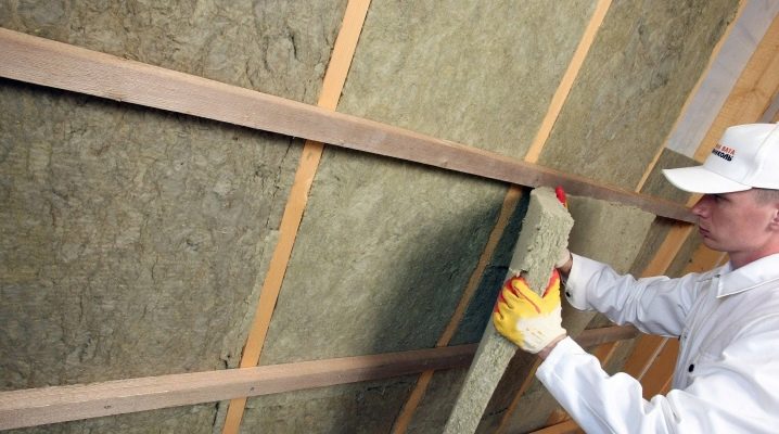  The subtleties of insulation of the ceiling in a wooden house