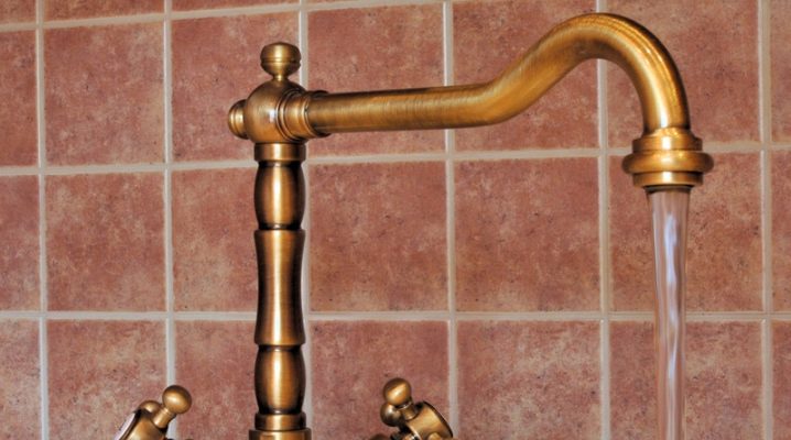  Retro style faucets: old fashioned bathroom