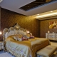 Gold wallpaper in the interior